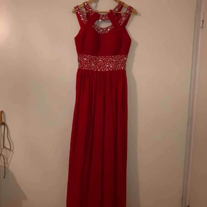  - Säljer denna klänning som passar till bal, fest, bröllop. Aldrig använd endast provad. Passar storlek S, men även en liten M. Fint skick! Frakt ingår i priset.