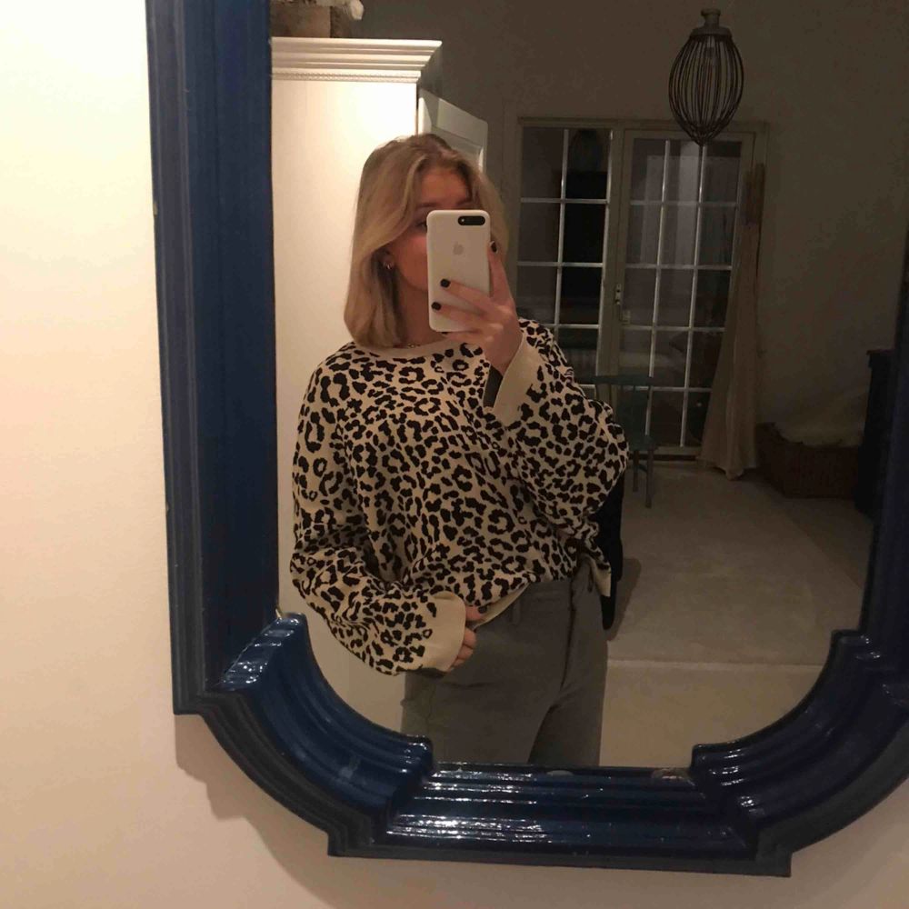 Oversized leopard mönstrad tröja, från Gina Tricot, köpt för 399kr använd ca 3 gånger. . Huvtröjor & Träningströjor.