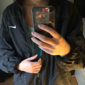  - Sjukt fin vindjacka från nike, köpt på humana. Har märket på bröstet och på ryggen. DM för fler bilder. Aldrig använd, frakt tillkommer.