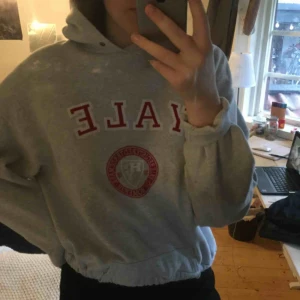  - Supersnygg grå Yale hoodie. Kroppad med ett resårband och fickan syns inte om man inte har den så långt ner. Står storlek XL men skulle mer säga att det är en M