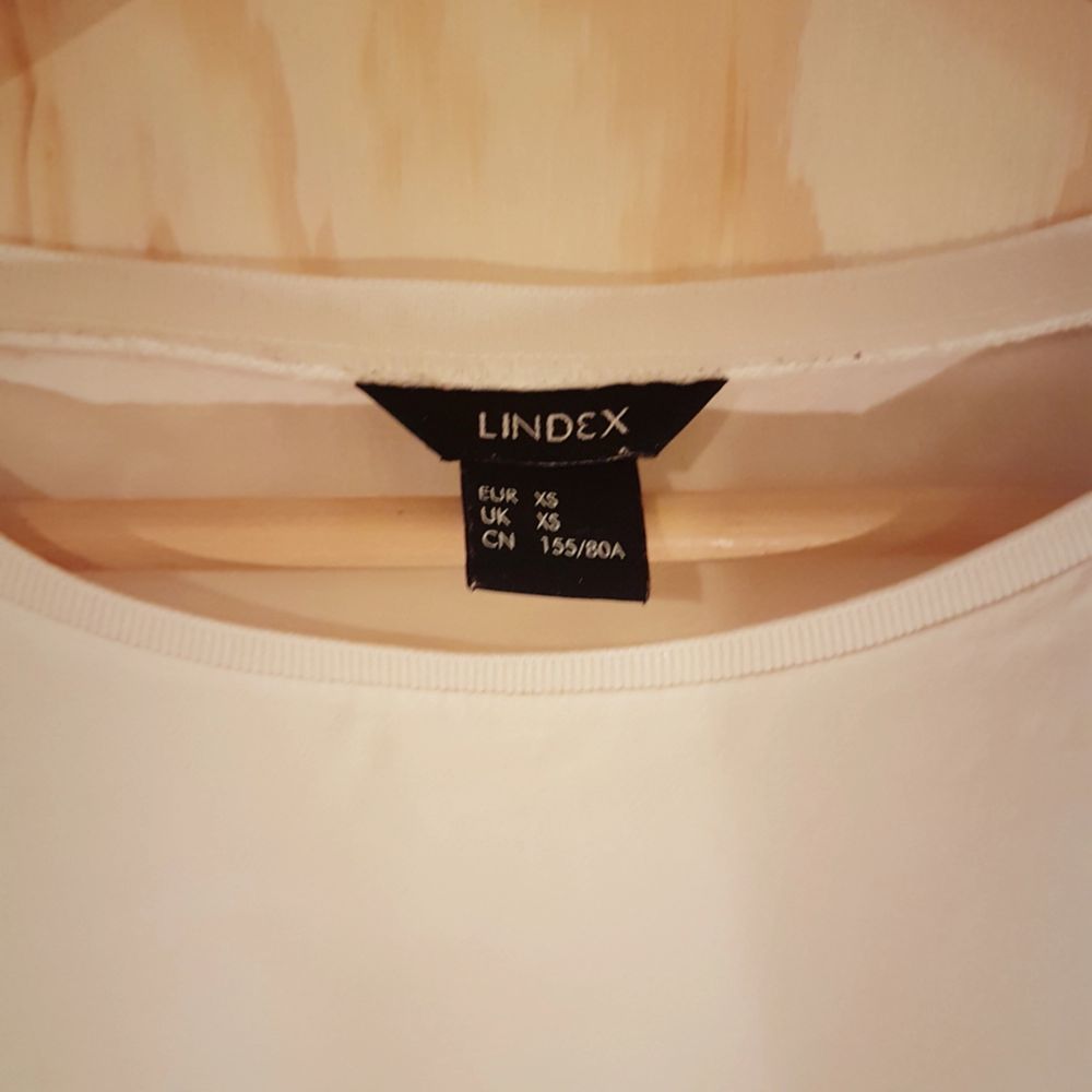 Cremevit t-shirt i 100% viskos från Lindex. Kan mötas upp i Göteborg annars tillkommer frakt. . T-shirts.