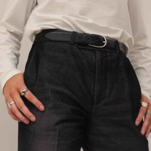  - Ett par unika, manchesterbyxor med en vit randig effekt. Byxorna har en rak modell, något större i midjan men med ett skärp kan man justera storleken. Modellen på bilden är 1.73 cm🥰🥰 