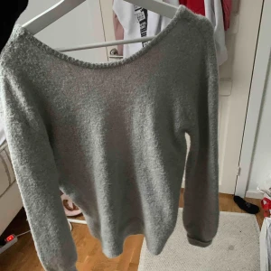  - Jättefin tröja ifrån nakd med öppen rygg! Knappt använd och inte stickig!