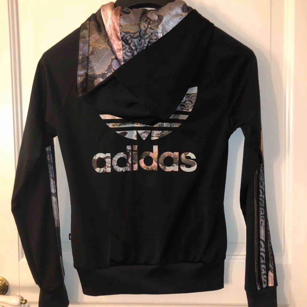 Huvtröja från Adidas i bra skick. Hoodies.