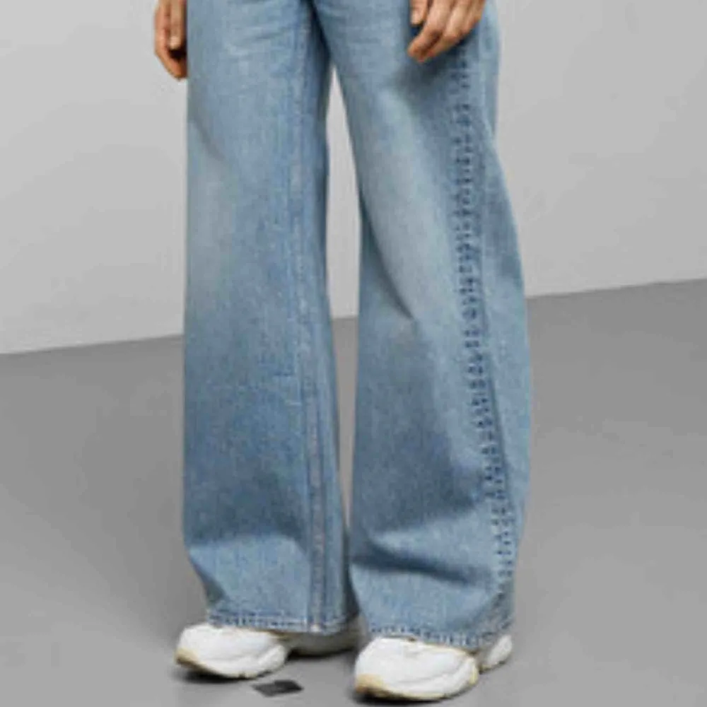 Säljer ett par nya, trendiga ACE byxor ifrån Weekday, köpta i höstas. Säljer pga av fel storlek. Kan mötas upp nånstans i Sthlm!   ⛔️BUDGIVNING PÅGÅR JUST NU⛔️ . Jeans & Byxor.