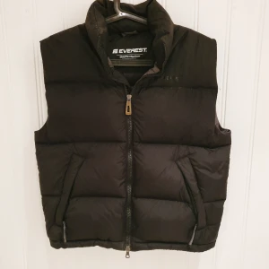  - Väst från Everest, storlek XS men funkar även om man har S också. Har bara använt den en gång så den är så gott som ny. Från djur- och rökfritt hem.