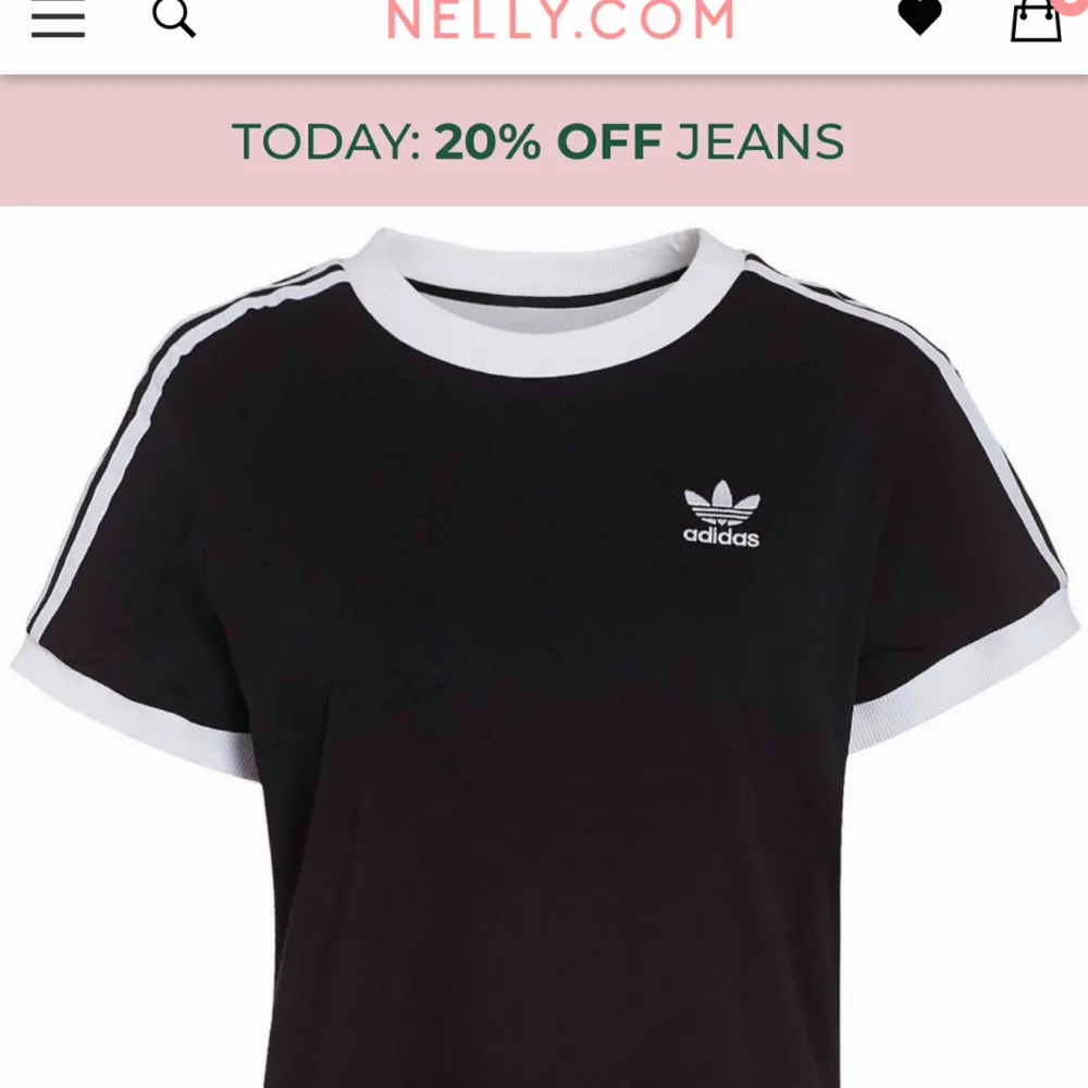 En superfin tröja från Adidas, köpt på Nelly.com säljer pga dubbletter! Tröjan är sparsamt använd, nästan som ny.  Nypris 300kr. Buda!!🥰🥰. T-shirts.