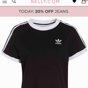 En superfin tröja från Adidas, köpt på Nelly.com säljer pga dubbletter! Tröjan är sparsamt använd, nästan som ny.  Nypris 300kr. Buda!!🥰🥰