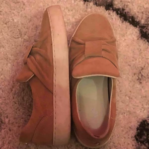  - Ett par gulliga skor köpta för 700 kr använda 1 gång🙌🏼😁