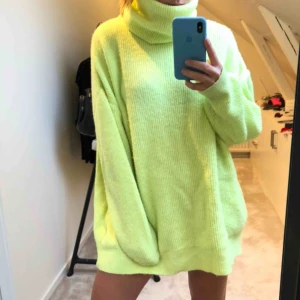  - Oversized stickad polo i neongrönt. Stor o mysig, kan användas som klänning också. Sticks inte! Frakt tillkommer!