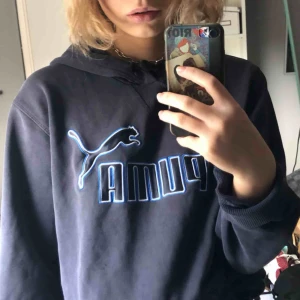  - Blå/lila hoodie från puma, frakt tillkommer