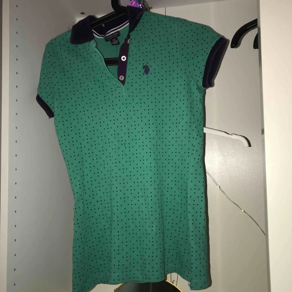Grön klänning med marinblåa prickar från Ralph lauren. Funkar även som en tröja, Köpt för ca 1000 kr. Nästintill oanvänd :) . Klänningar.