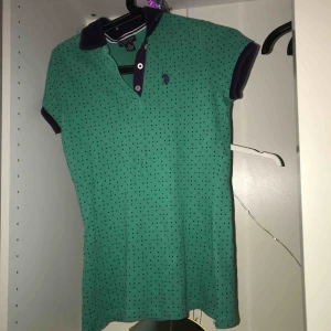  - Grön klänning med marinblåa prickar från Ralph lauren. Funkar även som en tröja, Köpt för ca 1000 kr. Nästintill oanvänd :) 