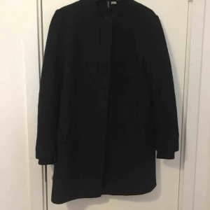  - Säljer en kappa från Divided, i toppskick. Den är ganska tunn, jag brukar ha den på hösten och ibland på vintern med en tjock tröja under. Materialet är lite ull-liknande.  Kan frakta eller mötas upp i Gävle, frakten betalar du själv isf. 