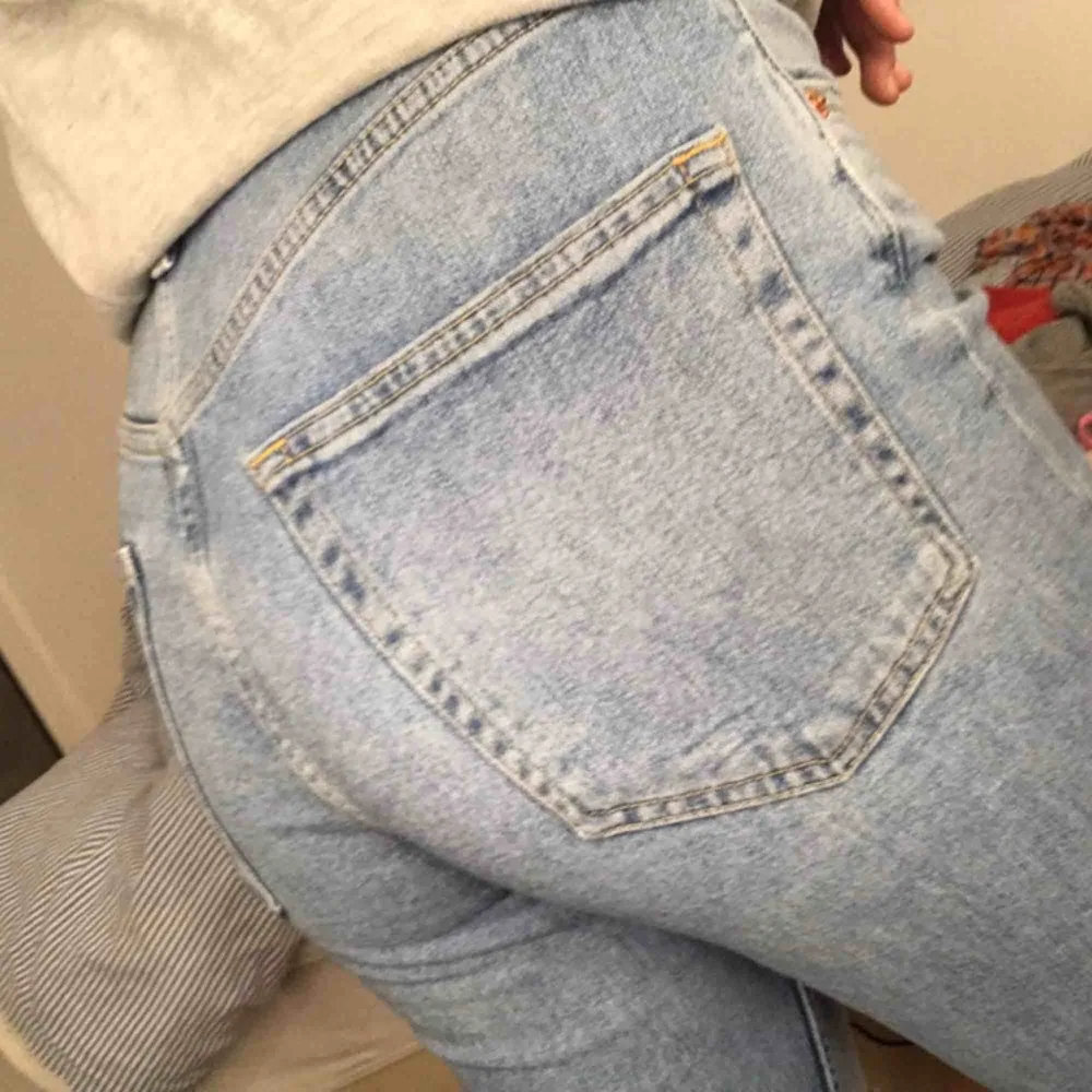 Blåa jeans boyfriend ish, ganska använda men i fint skick. Jag säljer då jag inte använder dom speciellt mycket. Köparen står för frakten. Jeans & Byxor.