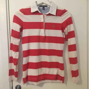  - Säljer min sparsamt använda Gant-tröja som jag köpt på NK för ett par år sedan. Jag brukar vanligtvis ha storlek S och den sitter bra på mig. Jag fraktar eller möts upp i centrala Gävle, fraktar betalar du själv isf.
