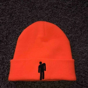  - Neonorange Billie Eilish mössa, köpt från hennes konsert i februari. Använd max 4 gånger, köpt för 300. Är flera intresserade budar ni. Frakt tillkommer.  Kan mötas upp i Stocholm.