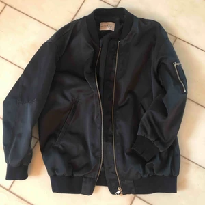  - Bomberjacka i silkesmaterial från Ottod’Ame. Mörkblå. Aldrig använd, perfekt skick. Köpt för 2000 kr.