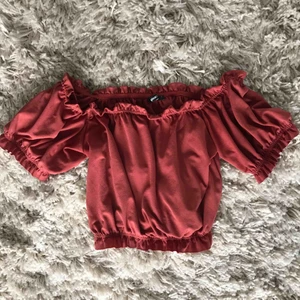  - Fin topp från gina tricot i storlek 36, använd 1 gång 