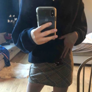  - Super snygg rutig vintage style kjol från Zara.✨ Så fin kjol som sitter jätte snyggt på rumpan osv. Kjolen går att styla hur snyggt som helst och passar för alla olika typer av situationer. 🌟Älskar denna kjol men säljer för behöver pengar!😆