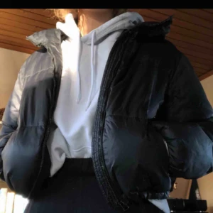  - Finaste pufferjackan från märket guess. Köpt för ca 2000kr förra året. Använd flitigt, därav priset. La upp igen, därför finns de svarta kanterna, DM för fler bilder!