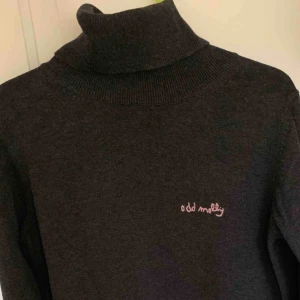 Tröja  - Ordinarie pris: 895kr!  Säljer min mörkgråa odd molly polotröja! Säljaren står för frakt! 💕
