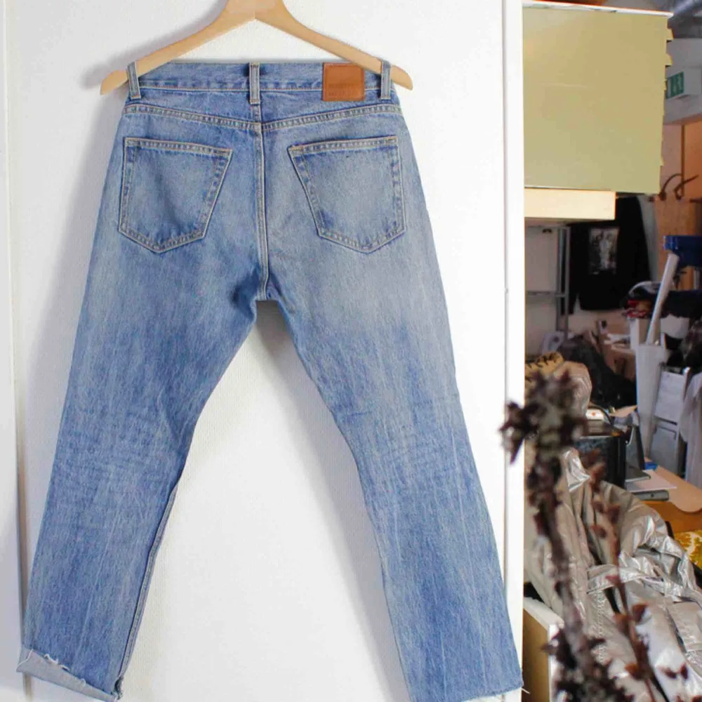 Blåa jeans från weekday avklippta. Storlek 28/30. Modell Wednesday blue lane. Finns I Åre men kan även skickas mot fraktkostnad. . Jeans & Byxor.