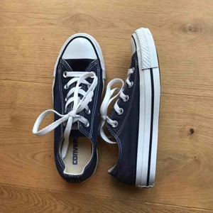  - Låga marinblå/mörkblå Converse. Använda ett fåtal gånger, är i bra skick. Kan mötas upp eller frakta, frakt tillkommer! 🧡