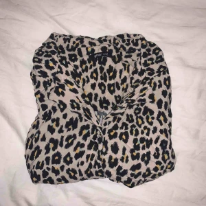  - mamma säljer skjortan då den inte riktigt är hennes stil, använd ett fåtal gånger så fint skick! :)