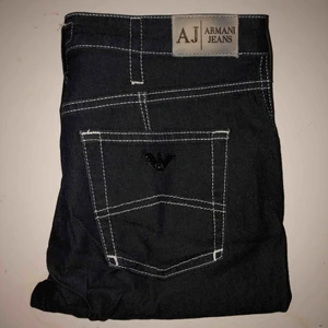  - Ett par svarta Armani jeans med vita sömmar, hör av dig för frågor om passform osv 😀