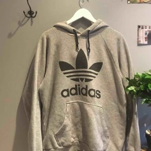  - Jätteskön large hoddie från adidas 👽👽