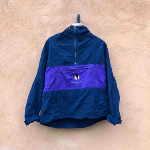  - Vintage Anorak med luva från Peak Performance i trevligt använt skick. Kan hämtas i Uppsala eller skickas mot fraktkostnad. Ett mindre hål på ryggen finns, kan lätt åtgärdas. 