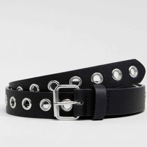  - Coolt skärp med öljetter som går att reglera större eller mindre. Frakt på 15kr tillkommer :) 