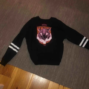  - Supercool sweatshirt med snygga slitningar! Frakt tillkommer💕