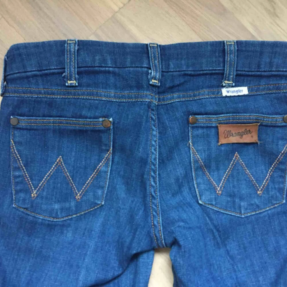 Supersnygga lågmidjade wrangler jeans. Bra skick med retro känsla. Köpare står för frakt. Eller så möts vi på söder 🐼. Jeans & Byxor.