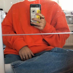  - Jättemysig och fin orange sweatshirt! 🧡 använd någon enstaka gång, men gott skick! :)  Möts upp i Stockholm, köparen står annars för frakt📦 