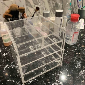  - Sminkförvaring. Akrylbox för makeup. 18x18cm. Köpt på EBay för 800 SEK.