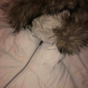  - Säljer denna vita jacka från Newport. Den är lite smutsig på vissa ställen men det är inte märkbart synligt. Köparen står för frakt om man inte kan mötas upp i Stockholm! Pris kan diskuteras!