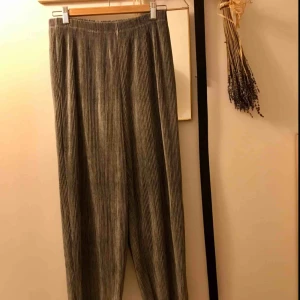  - Grå, plisserade byxor. Svårt att fånga passformen på bild men raka, vida. Ord.pris 499. Köparen betalar eventuell frakt.