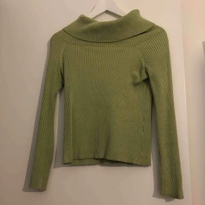  - Urfin ribbad mintgrön polotröja från Weekday! Använd några få gånger. Möts upp i Sthlm, annars står köparen för frakten