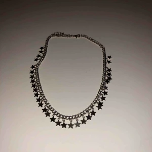  - Kort halsband med stjärnor.