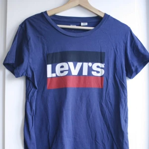  - Lev's t-shirt stl S 100% bomull.  I bra begagnat skick, har absolut mycket mer kvar att ge! Frakt 18:-