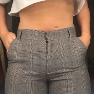  - Grårutiga kostymbyxor från zara, sparsamt använda! Väldigt gott skick och supersnygga men kommer ej till användning längre. Köparen står för frakt (swish)