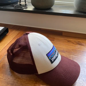 Patagonia keps - Snygg vinröd patagonia keps köpt i våras utn några defekter. Säljer för att jag inte använder. Säljer för 150 köpt för 350. Slutsåld färg!!!!
