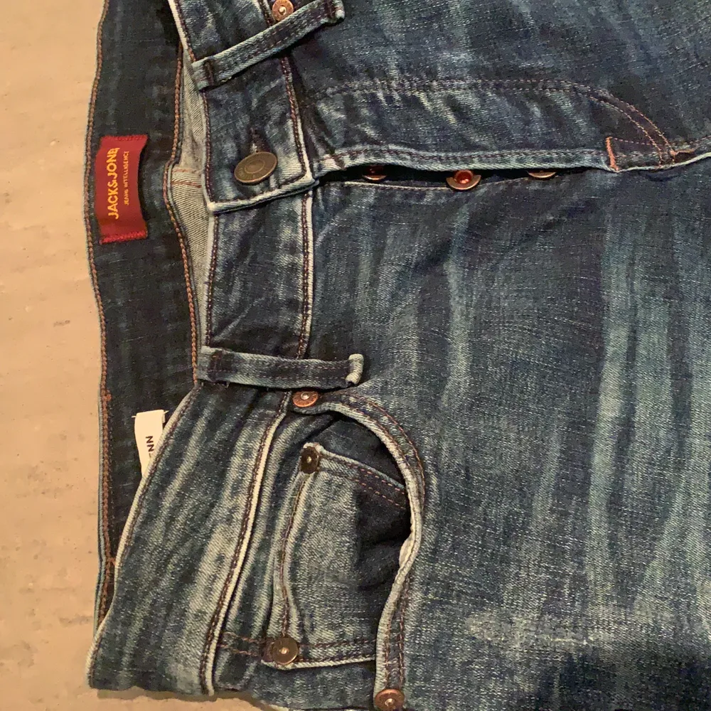 Blåa jeans från jack & Jones storlek 29/32, använda men i super bra skick. Jeans & Byxor.