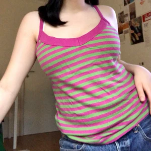 grönt/rosa randigt linne - asfint linne från tidigt 00tal, det är bara lite stort för min smak. väldigt skönt material. 