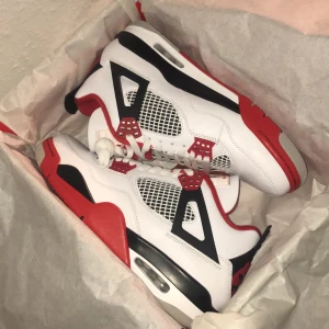 Jordan 4 ”Fire Red” - Riktigt feta skor som släpptes i veckan för 2000kr retail. Helt nya och vunna via SNS. Storlek 42,5. Gör lite ont i själen att göra sig av med dessa. 