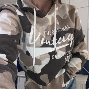 Hoodie🤎 - En svin snygg hoodie som bara användas två gånger  i somras💛 den är i hur bra skick som helst och inte slitningar eller likande förutom att texten har försvunnit en aning i tvätten❣️ den köptes på herravdelningen, du står för frakten📦