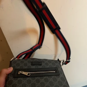 Gucci handväska  - Säljer som sagt de gäller samma som den andra väskan har haft de länge och vill byta till offwhite eller Lv 