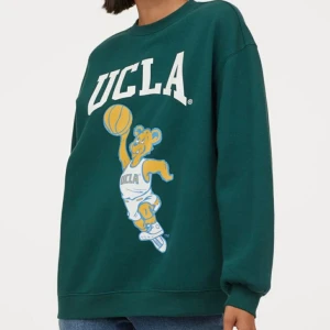 UCLA Swetshirt H&M - Säljer denna slutsålda gröna swetshirten från H&M i storlek S. I mycket bra sckick.buda i kommentarerna. Om ni köper andra saker av mig kan jag frakta i samma paket.